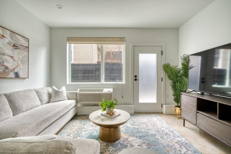Elegante sala de estar con mobiliario moderno en un apartamento en Building North Vancouver Avenue - simply-vrm - 1309896 - PDX en Portland, Portland Elegante sala de estar con mobiliario moderno en un apartamento en Building North Vancouver Avenue - simply-vrm - 1309896 - PDX en Portland, Portland