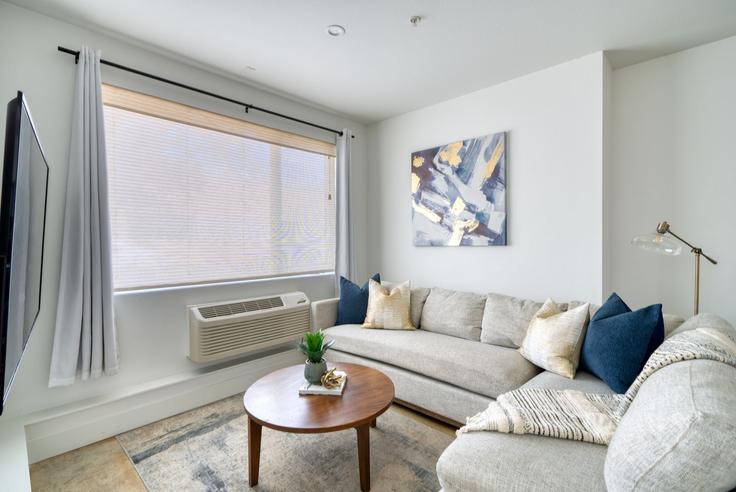 Elegant gestaltetes Wohnzimmer mit moderner Einrichtung in einer Wohnung im Building North Vancouver Avenue - simply-vrm - 1611881 in Portland, Portland