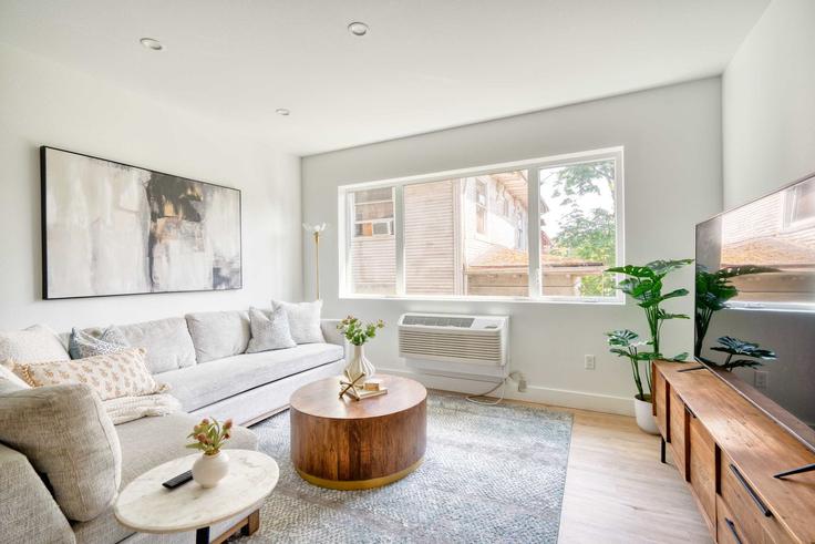 Elegante sala de estar con mobiliario moderno en un apartamento en Building North Vancouver Avenue - simply-vrm - 1611976 en Portland, Portland