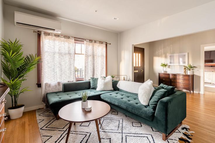 Elegant gestaltetes Wohnzimmer mit moderner Einrichtung in einer Wohnung im Building Northeast Glisan Street - simply-vrm - 1611993 in Portland, Portland Elegant gestaltetes Wohnzimmer mit moderner Einrichtung in einer Wohnung im Building Northeast Glisan Street - simply-vrm - 1611993 in Portland, Portland