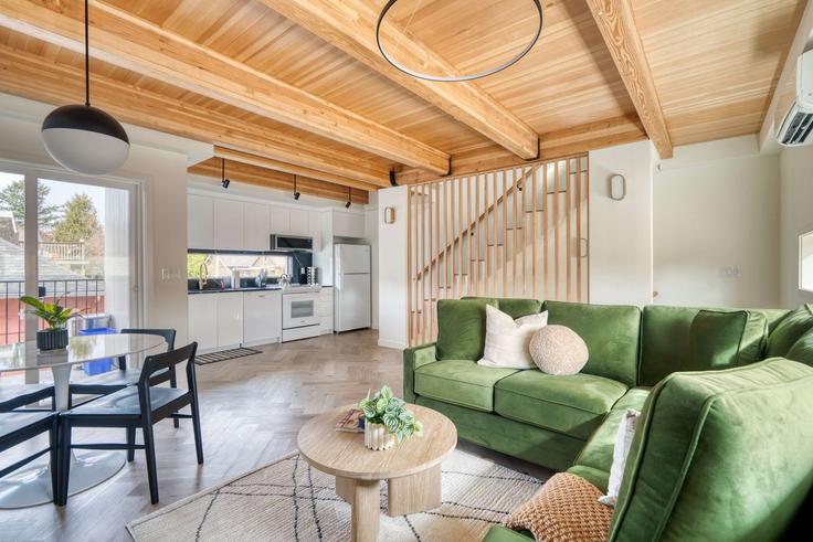 Elegant gestaltetes Wohnzimmer mit moderner Einrichtung in einer Wohnung im Building Northeast 26th Avenue - simply-vrm - 1309867 - PDX in Portland, Portland