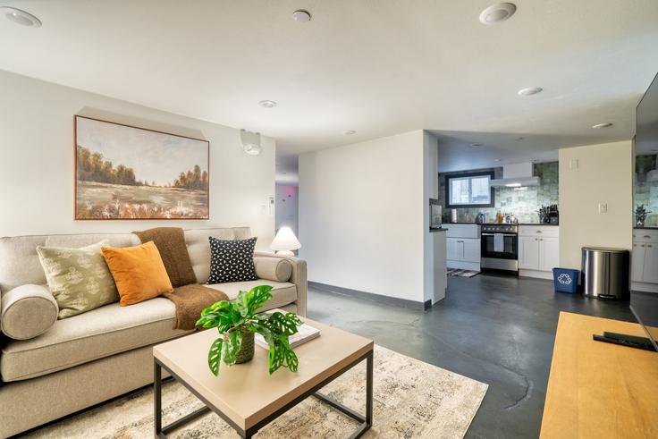 Salle de séjour élégante avec mobilier moderne dans un appartement à Building Northwest Kearney Street - simply-vrm - 1612038 à Portland, Portland Salle de séjour élégante avec mobilier moderne dans un appartement à Building Northwest Kearney Street - simply-vrm - 1612038 à Portland, Portland