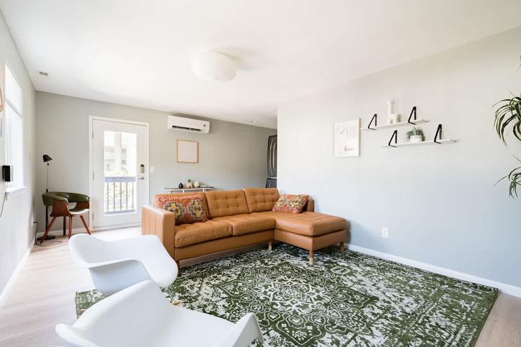 Portland, Portland에 위치한 Building Northwest Northrup Street - simply-vrm - 1309831 - PDX 아파트의 세련된 인테리어가 돋보이는 거실 Portland, Portland에 위치한 Building Northwest Northrup Street - simply-vrm - 1309831 - PDX 아파트의 세련된 인테리어가 돋보이는 거실