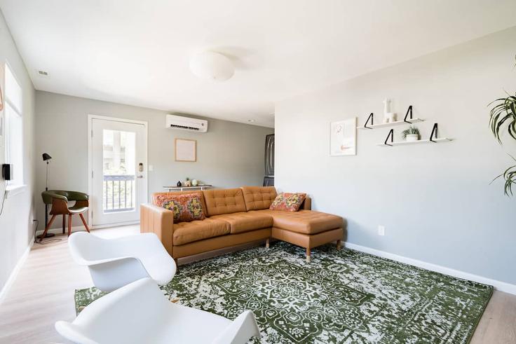 Portland, Portland에 위치한 Building Northwest Northrup Street - simply-vrm - 1611940 유닛의 세련된 인테리어가 돋보이는 거실
