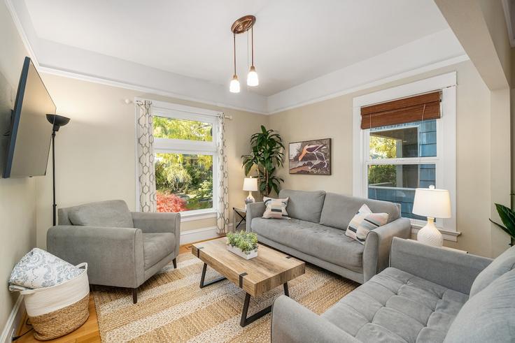 Elegant gestaltetes Wohnzimmer mit moderner Einrichtung in einer Wohnung im Building Northeast 29th Avenue - simply-vrm - 1611942 in Portland, Portland Elegant gestaltetes Wohnzimmer mit moderner Einrichtung in einer Wohnung im Building Northeast 29th Avenue - simply-vrm - 1611942 in Portland, Portland