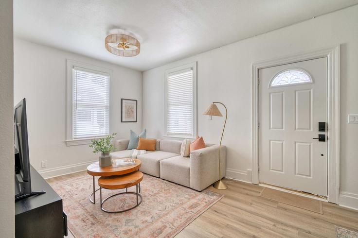 Elegante sala de estar con mobiliario moderno en un apartamento en Building North Montana Avenue - simply-vrm - 1309853 - PDX en Portland, Portland Elegante sala de estar con mobiliario moderno en un apartamento en Building North Montana Avenue - simply-vrm - 1309853 - PDX en Portland, Portland