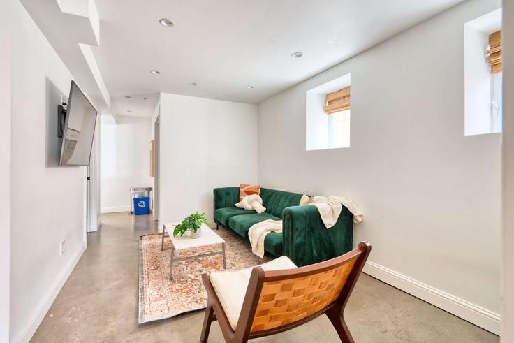 Portland, Portland에 위치한 Building Northwest 22nd Place - simply-vrm - 1309892 - PDX 아파트의 세련된 인테리어가 돋보이는 거실 Portland, Portland에 위치한 Building Northwest 22nd Place - simply-vrm - 1309892 - PDX 아파트의 세련된 인테리어가 돋보이는 거실