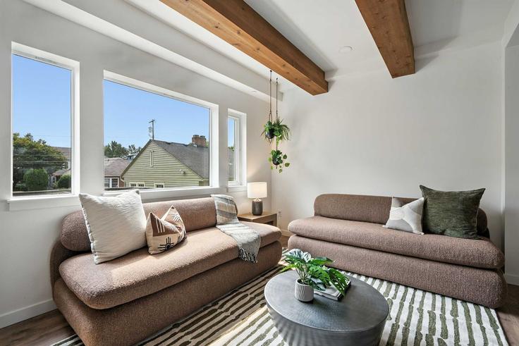 Building Northeast 23rd Avenue - simply-vrm - 1309879 - PDX adresindeki bir dairede modern mobilyalarla zarif bir şekilde tasarlanmış oturma odası Portland, Portland Building Northeast 23rd Avenue - simply-vrm - 1309879 - PDX adresindeki bir dairede modern mobilyalarla zarif bir şekilde tasarlanmış oturma odası Portland, Portland
