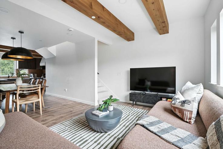 Portland PortlandのBuilding Northeast 23rd Avenue - simply-vrm - 1309839 - PDXのアパートメントにある、モダンな家具を備えたエレガントなデザインのリビングルーム