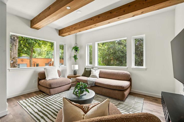 Elegant gestaltetes Wohnzimmer mit moderner Einrichtung in einer Wohnung im Building Northeast 23rd Avenue - simply-vrm - 1309876 - PDX in Portland, Portland Elegant gestaltetes Wohnzimmer mit moderner Einrichtung in einer Wohnung im Building Northeast 23rd Avenue - simply-vrm - 1309876 - PDX in Portland, Portland