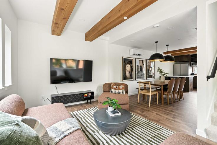 Portland, Portland에 위치한 Building Northeast 23rd Avenue - simply-vrm - 1309878 - PDX 아파트의 세련된 인테리어가 돋보이는 거실