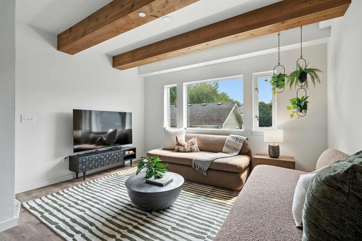 Building Northeast 23rd Avenue - simply-vrm - 1309875 - PDX adresindeki bir dairede modern mobilyalarla zarif bir şekilde tasarlanmış oturma odası Portland, Portland Building Northeast 23rd Avenue - simply-vrm - 1309875 - PDX adresindeki bir dairede modern mobilyalarla zarif bir şekilde tasarlanmış oturma odası Portland, Portland