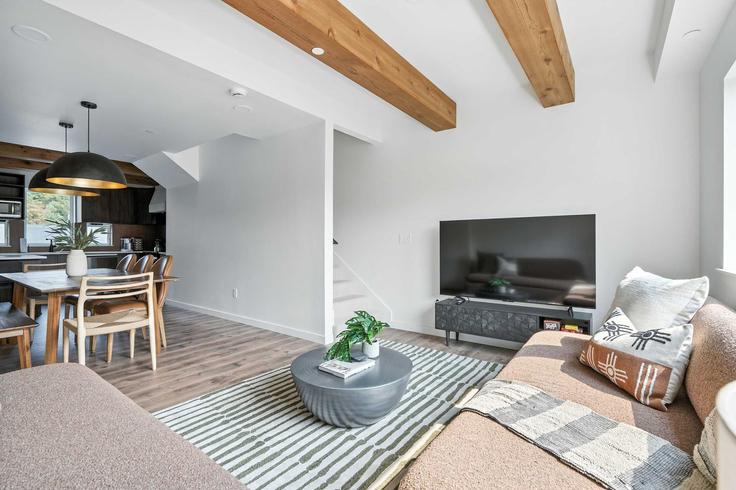 Building Northeast 23rd Avenue - simply-vrm - 1309877 - PDX adresindeki bir dairede modern mobilyalarla zarif bir şekilde tasarlanmış oturma odası Portland, Portland Building Northeast 23rd Avenue - simply-vrm - 1309877 - PDX adresindeki bir dairede modern mobilyalarla zarif bir şekilde tasarlanmış oturma odası Portland, Portland