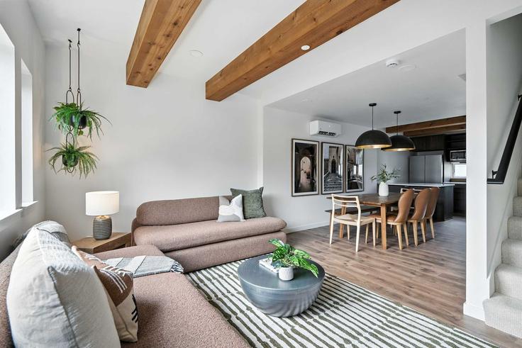 Portland, Portland에 위치한 Building Northeast 23rd Avenue - simply-vrm - 1309874 - PDX 아파트의 세련된 인테리어가 돋보이는 거실