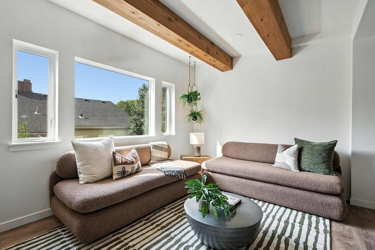 Elegant gestaltetes Wohnzimmer mit moderner Einrichtung in einer Wohnung im Building Northeast 23rd Avenue - simply-vrm - 1309874 - PDX in Portland, Portland Elegant gestaltetes Wohnzimmer mit moderner Einrichtung in einer Wohnung im Building Northeast 23rd Avenue - simply-vrm - 1309874 - PDX in Portland, Portland