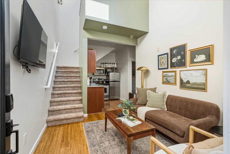 Portland PortlandのBuilding Northwest 19th Avenue - simply-vrm - 1611989のアパートメントにある、モダンな家具を備えたエレガントなデザインのリビングルーム