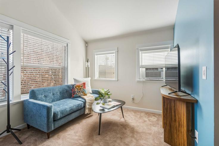 Portland, Portland에 위치한 Building Northwest 19th Avenue - simply-vrm - 1611845 유닛의 세련된 인테리어가 돋보이는 거실