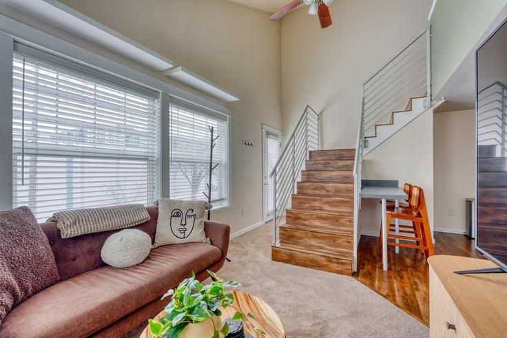 Portland, Portland에 위치한 Building Northwest 19th Avenue - simply-vrm - 1611846 유닛의 세련된 인테리어가 돋보이는 거실