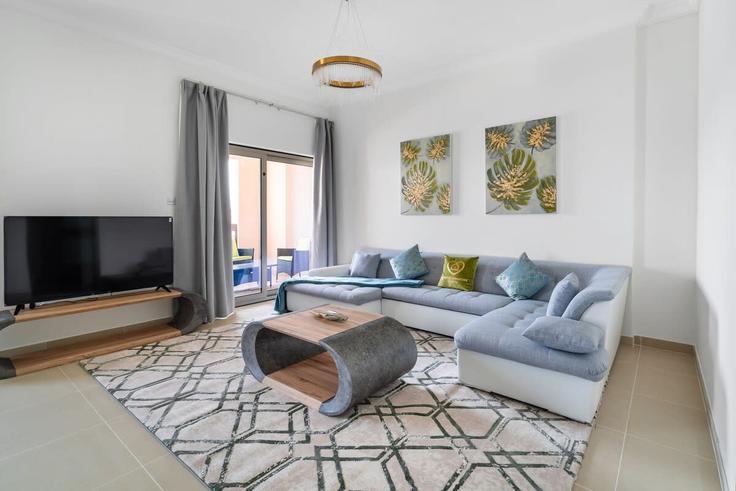 Elegant gestaltetes Wohnzimmer mit moderner Einrichtung in einer Wohnung im Building Crescent Road - simplycomfortsuites - 1261515 - DXB in The Palm Jumeirah, Dubai