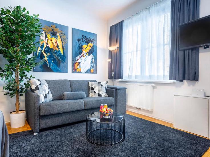 Sala de estar elegantemente projetada com móveis modernos em um apartamento no Building Seilergasse - sky9-apartments - 1330760 em Vienna, Vienna Sala de estar elegantemente projetada com móveis modernos em um apartamento no Building Seilergasse - sky9-apartments - 1330760 em Vienna, Vienna