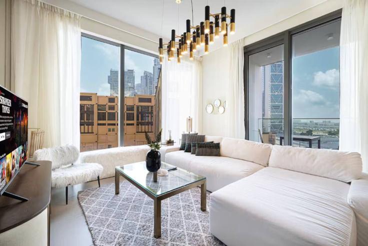 Sala de estar elegantemente projetada com móveis modernos em um apartamento no Building Al Mustaqbal Street - skylineserenity - 1297655 - DXB em Downtown Dubai, Dubai Sala de estar elegantemente projetada com móveis modernos em um apartamento no Building Al Mustaqbal Street - skylineserenity - 1297655 - DXB em Downtown Dubai, Dubai