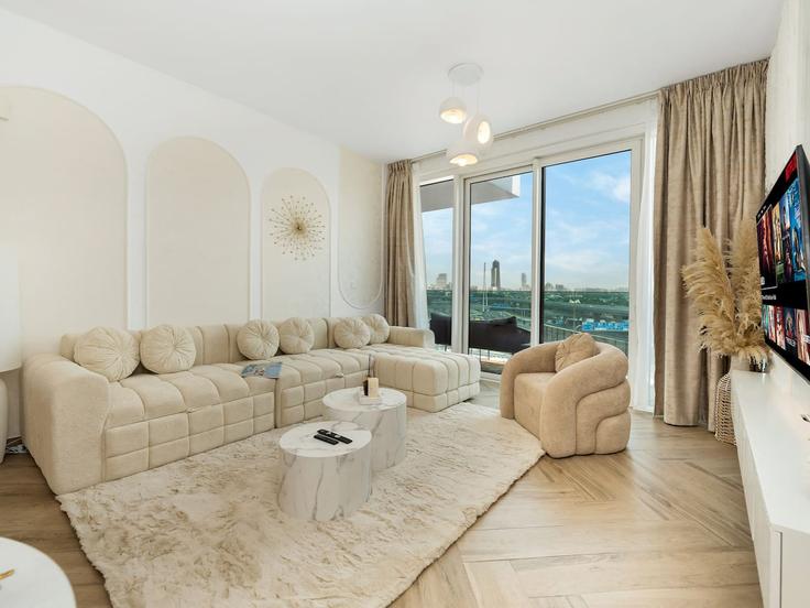 Sala de estar elegantemente projetada com móveis modernos em um apartamento no Building Sheikh Zayed Road - skylineserenity - 1320215 em Za'abeel, Dubai