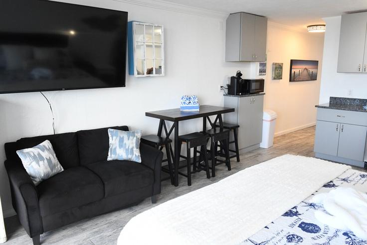 Elegant gestaltetes Wohnzimmer mit moderner Einrichtung in einer Wohnung im Building South Atlantic Avenue - skyrun-vacation-rentals-daytona - 1698285 in Daytona Beach, Daytona Beach Elegant gestaltetes Wohnzimmer mit moderner Einrichtung in einer Wohnung im Building South Atlantic Avenue - skyrun-vacation-rentals-daytona - 1698285 in Daytona Beach, Daytona Beach
