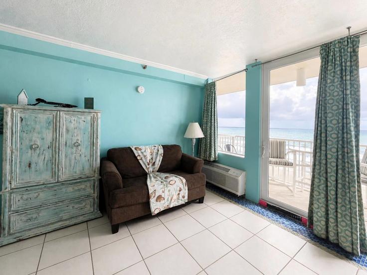 Elegant gestaltetes Wohnzimmer mit moderner Einrichtung in einer Wohnung im Building South Atlantic Avenue - skyrun-vacation-rentals-daytona - 1698283 in Daytona Beach, Daytona Beach Elegant gestaltetes Wohnzimmer mit moderner Einrichtung in einer Wohnung im Building South Atlantic Avenue - skyrun-vacation-rentals-daytona - 1698283 in Daytona Beach, Daytona Beach