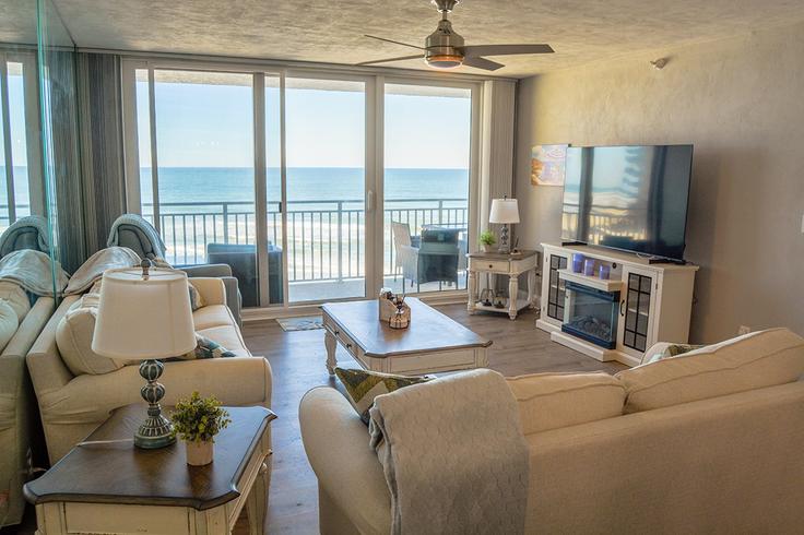 Daytona Beach Shores Daytona Beach ShoresのBuilding South Atlantic Avenue - skyrun-vacation-rentals-daytona - 1698286のアパートメントにある、モダンな家具を備えたエレガントなデザインのリビングルーム Daytona Beach Shores Daytona Beach ShoresのBuilding South Atlantic Avenue - skyrun-vacation-rentals-daytona - 1698286のアパートメントにある、モダンな家具を備えたエレガントなデザインのリビングルーム