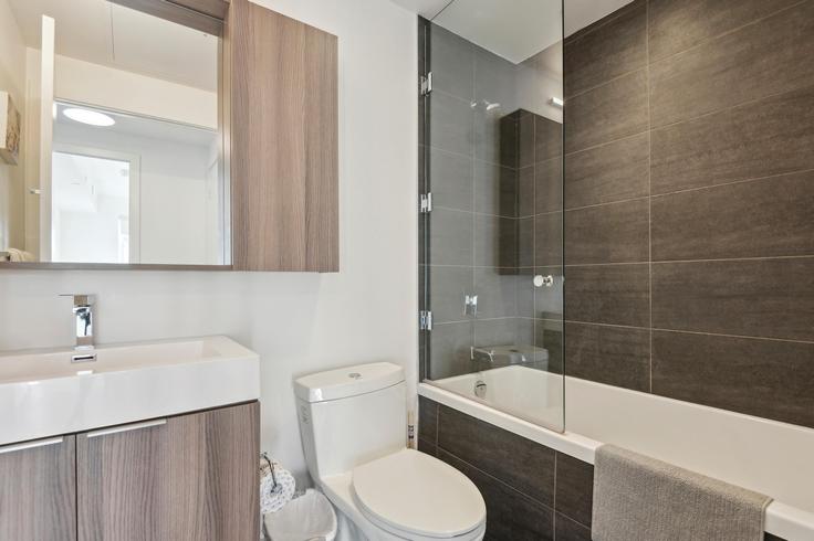 Old Toronto, Toronto의 Building Gerrard Street West - skyviewsuites-ru - 1031026 - TOR에 위치한 세련되고 감각적으로 디자인된 욕실