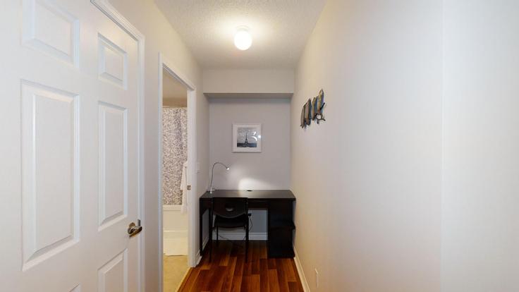 Bürobereich mit einem stilvollen Schreibtisch und einem stützenden Stuhl in einer Wohnung auf Building Grand Trunk Crescent - skyviewsuites-ru - 1031029 - TOR in Old Toronto, Toronto Bürobereich mit einem stilvollen Schreibtisch und einem stützenden Stuhl in einer Wohnung auf Building Grand Trunk Crescent - skyviewsuites-ru - 1031029 - TOR in Old Toronto, Toronto