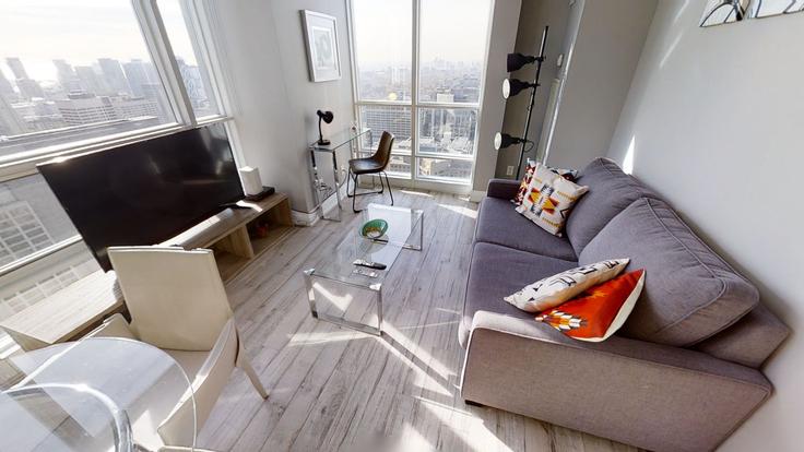 Elegant gestaltetes Wohnzimmer mit moderner Einrichtung in einer Wohnung im Building Bay Street - skyviewsuites-ru - 1473118 in Old Toronto, Toronto
