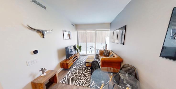 Salle de séjour élégante avec mobilier moderne dans un appartement à Building Grosvenor Street - skyviewsuites-ru - 1531044 à Old Toronto, Toronto