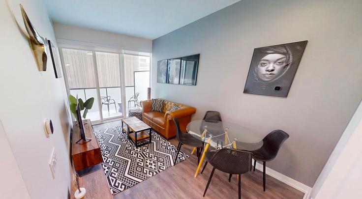 Sala de estar elegantemente projetada com móveis modernos em um apartamento no Building Grosvenor Street - skyviewsuites-ru - 1531044 em Old Toronto, Toronto Sala de estar elegantemente projetada com móveis modernos em um apartamento no Building Grosvenor Street - skyviewsuites-ru - 1531044 em Old Toronto, Toronto