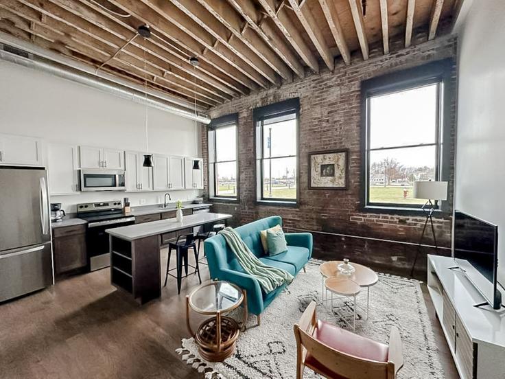 Salle de séjour élégante avec mobilier moderne dans un appartement à Building West 4th Street North - sleepover-inc - 1534860 à Newton, Newton