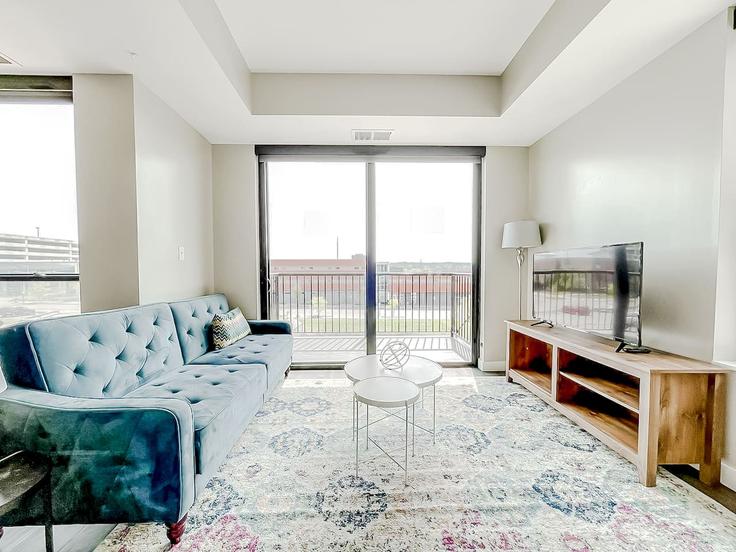 Des Moines, Des Moines에 위치한 Building Walnut Street - sleepover-inc - 1534877 유닛의 세련된 인테리어가 돋보이는 거실 Des Moines, Des Moines에 위치한 Building Walnut Street - sleepover-inc - 1534877 유닛의 세련된 인테리어가 돋보이는 거실