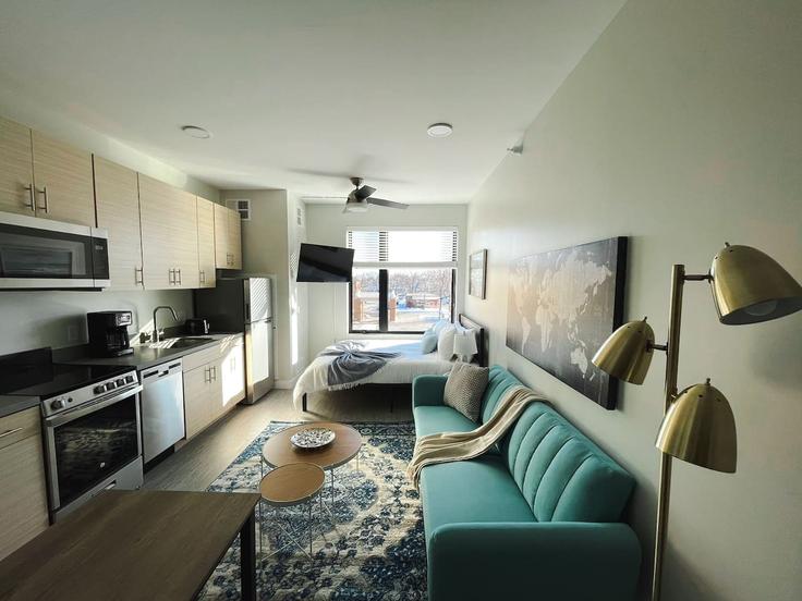 Elegant gestaltetes Wohnzimmer mit moderner Einrichtung in einer Wohnung im Building University Avenue - sleepover-inc - 1534880 in Des Moines, Des Moines