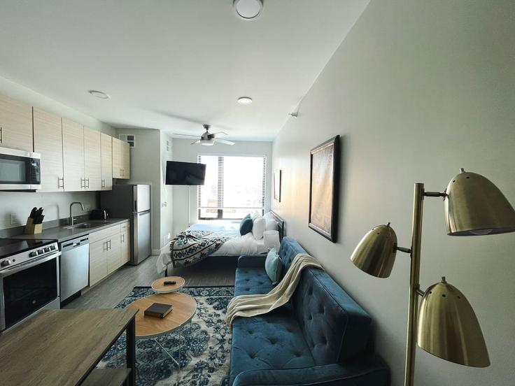 Elegant gestaltetes Wohnzimmer mit moderner Einrichtung in einer Wohnung im Building University Avenue - sleepover-inc - 1534883 in Des Moines, Des Moines