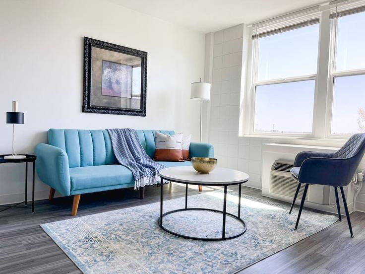 Cincinnati CincinnatiのBuilding Burnet Avenue - sleepover-inc - 1534906のアパートメントにある、モダンな家具を備えたエレガントなデザインのリビングルーム Cincinnati CincinnatiのBuilding Burnet Avenue - sleepover-inc - 1534906のアパートメントにある、モダンな家具を備えたエレガントなデザインのリビングルーム