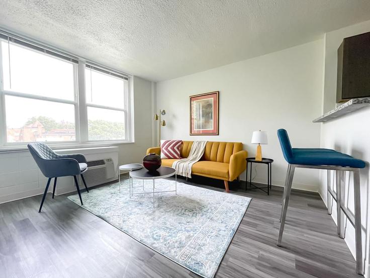 Cincinnati CincinnatiのBuilding Burnet Avenue - sleepover-inc - 1534919のアパートメントにある、モダンな家具を備えたエレガントなデザインのリビングルーム Cincinnati CincinnatiのBuilding Burnet Avenue - sleepover-inc - 1534919のアパートメントにある、モダンな家具を備えたエレガントなデザインのリビングルーム