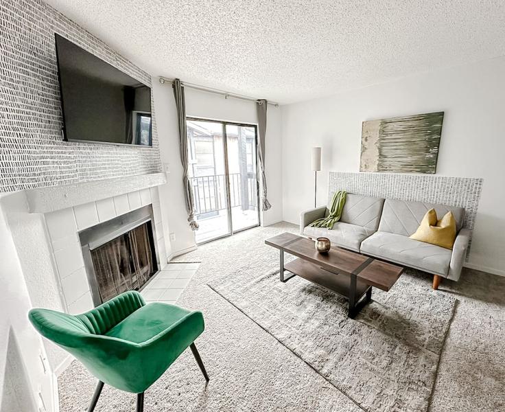 Building Clayton Lane - sleepover-inc - 1534921 adresindeki bir dairede modern mobilyalarla zarif bir şekilde tasarlanmış oturma odası Austin, Austin Building Clayton Lane - sleepover-inc - 1534921 adresindeki bir dairede modern mobilyalarla zarif bir şekilde tasarlanmış oturma odası Austin, Austin