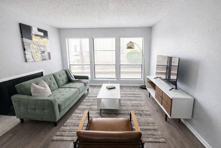 Elegant gestaltetes Wohnzimmer mit moderner Einrichtung in einer Wohnung im Building North Rock Road - sleepover-inc - 1534944 in Wichita, Wichita