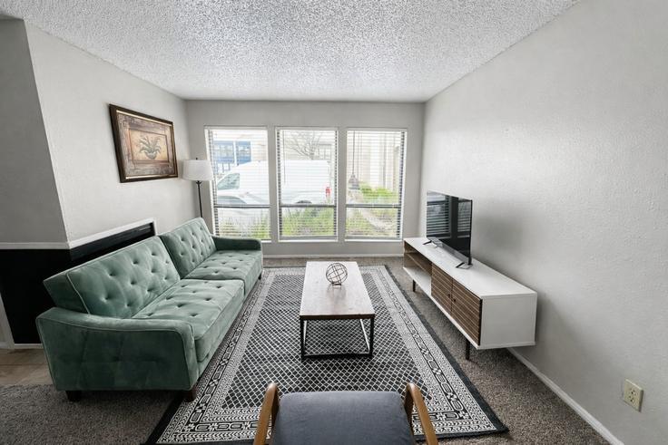 Elegant gestaltetes Wohnzimmer mit moderner Einrichtung in einer Wohnung im Building North Rock Road - sleepover-inc - 1534946 in Wichita, Wichita
