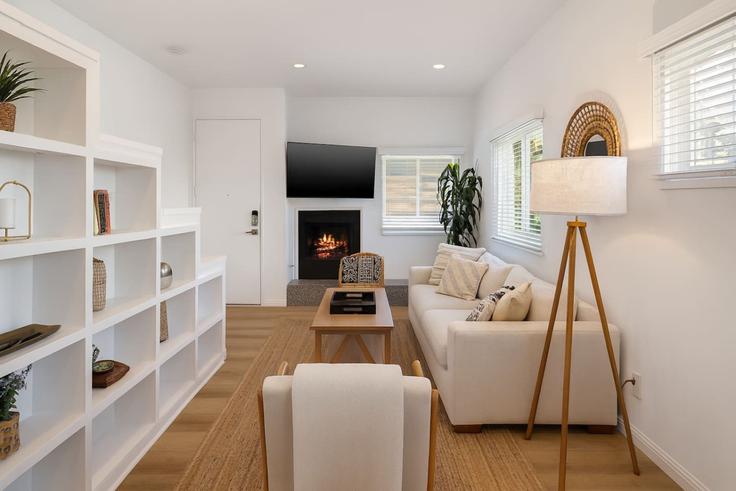 Elegant gestaltetes Wohnzimmer mit moderner Einrichtung in einer Wohnung im Building Culver Boulevard - sleepover-inc - 1550002 in Culver City, Culver City