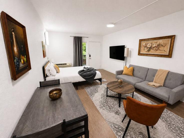 Building Camino La Costa - sleepover-inc - 1579758 adresindeki bir dairede modern mobilyalarla zarif bir şekilde tasarlanmış oturma odası Austin, Austin