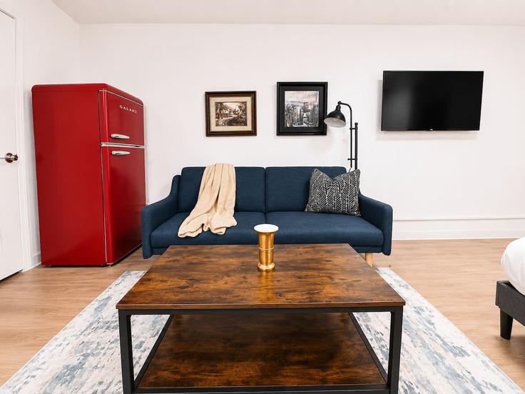 Salle de séjour élégante avec mobilier moderne dans un appartement à Building Camino La Costa - sleepover-inc - 1579759 à Austin, Austin