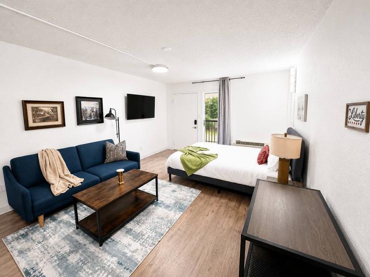 Salle de séjour élégante avec mobilier moderne dans un appartement à Building Camino La Costa - sleepover-inc - 1579759 à Austin, Austin