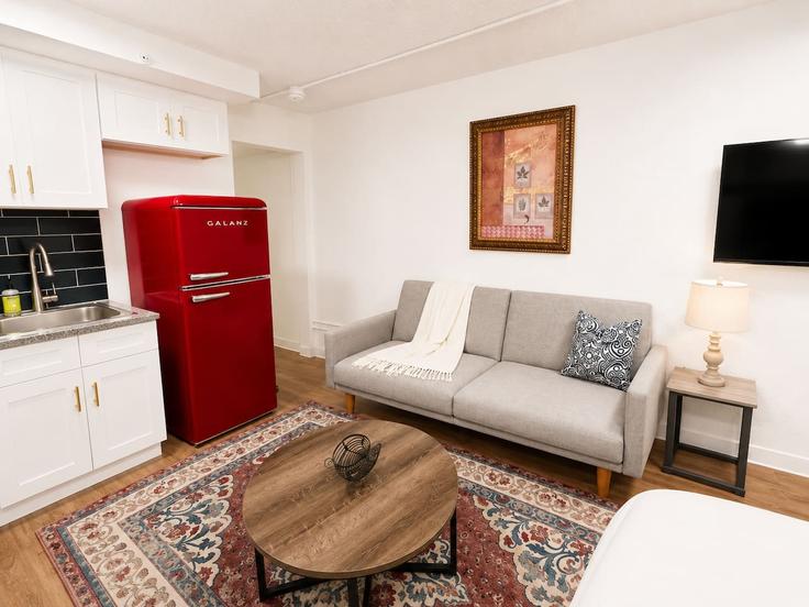 Elegant gestaltetes Wohnzimmer mit moderner Einrichtung in einer Wohnung im Building Camino La Costa - sleepover-inc - 1579762 in Austin, Austin