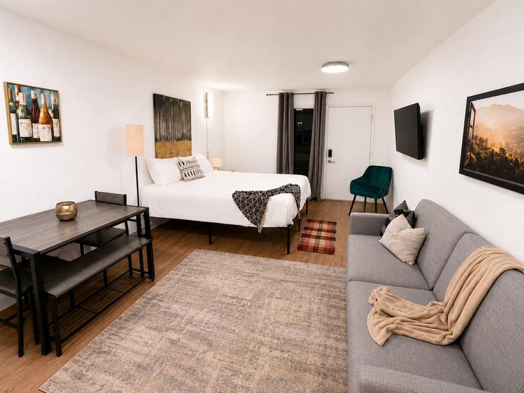 Salle de séjour élégante avec mobilier moderne dans un appartement à Building Camino La Costa - sleepover-inc - 1579763 à Austin, Austin