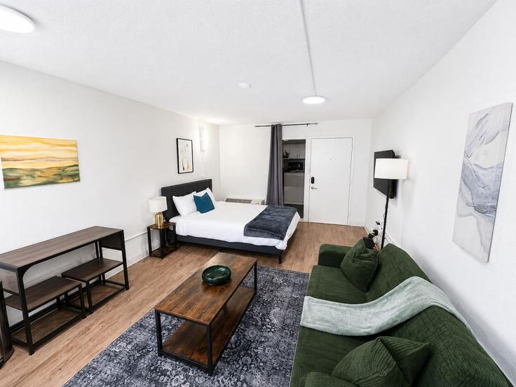 Elegante sala de estar con mobiliario moderno en un apartamento en Building Camino La Costa - sleepover-inc - 1579764 en Austin, Austin